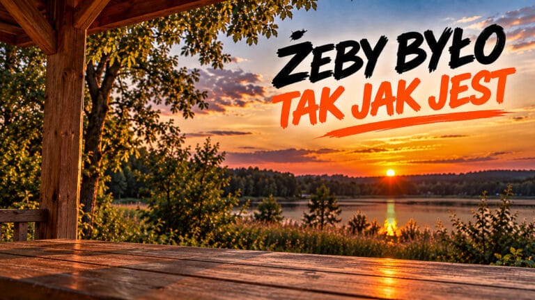 Zachód słońca nad jeziorem widziany z tarasu. Napis: „Żeby było tak jak jest”.